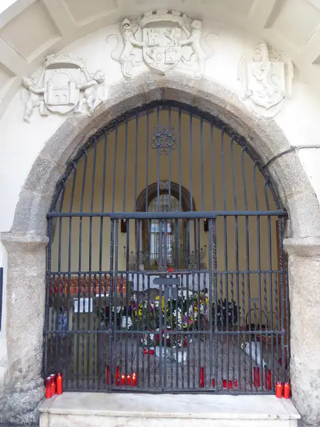 Das Innere des hornito, mit Gitter und Votivgaben: das Heiligtum in Gebrauch