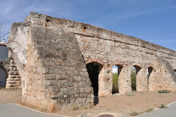 Der Beginn des erhöhten Abschnitts, mit der Mauer und den ersten Öffnungen