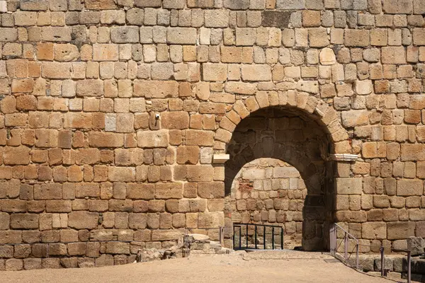 Der Bogen der Wasserfassung in der Mauer zum Guadiana: hier trat das Wasser in die Zisterne