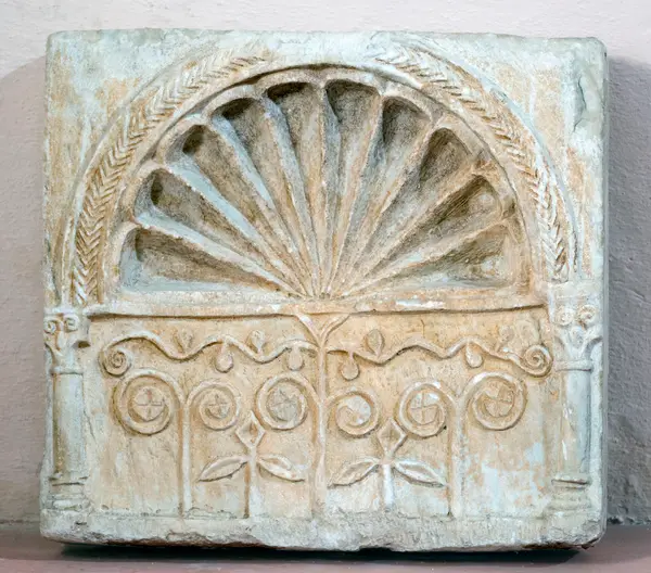Niche en coquille sur une frise de rinceaux végétaux