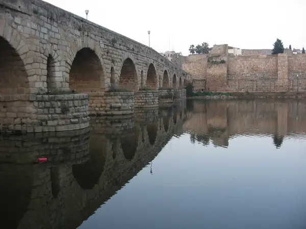 Die Brücke vom Westufer, mit der Alcazaba, die im Hintergrund den Zugang zur Stadt abschließt
