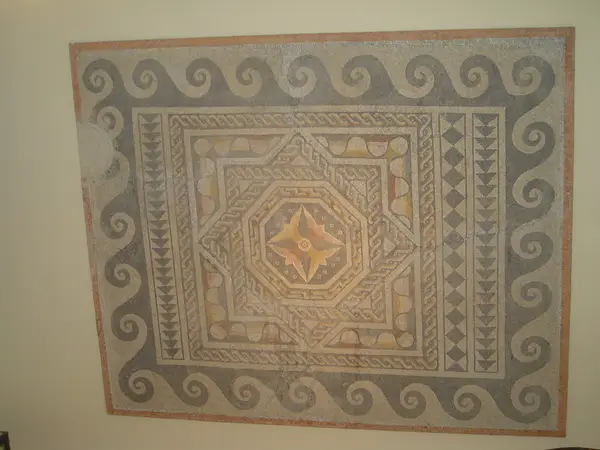 Geometrisches Mosaik der Villa, mit zentralem Emblem eines achtstrahligen Sterns und Zopfbordüre