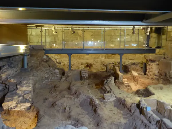 Los restos excavados de la basílica paleocristiana y sus fases, bajo el suelo del templo actual