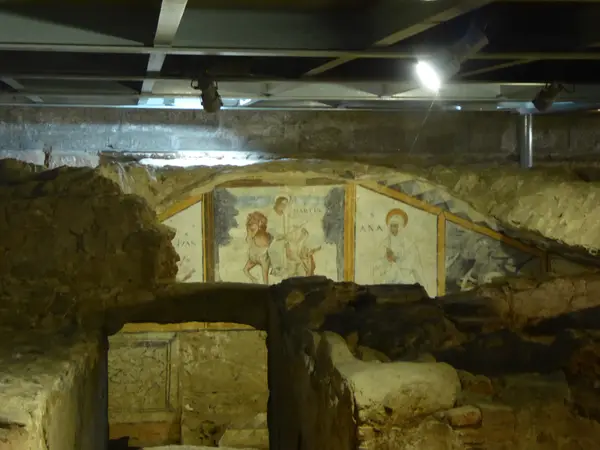 Pinturas murales conservadas en la cripta, con figuras sobre paneles