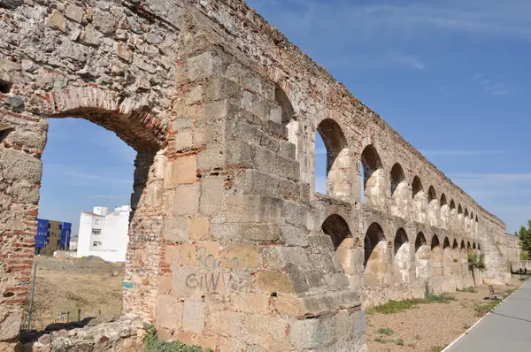 Die flachen Bögen in Reihe und die Mauer, die das Keramikrohr aufnimmt
