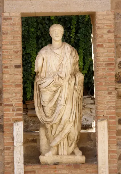 Togastatue in einer der Nischen des Portikus