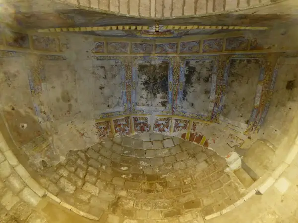 El ábside con su decoración pintada, en la cripta arqueológica