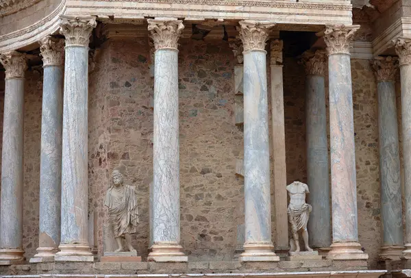 Die valva regia, die Mitteltür der Bühnenfront, von Säulen und Statuen gerahmt