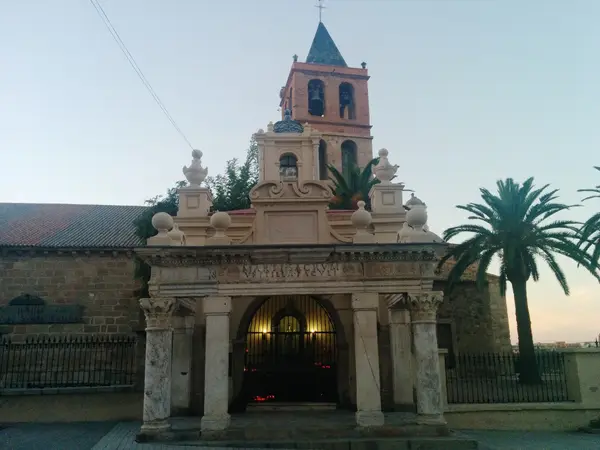 Das hornito in der Abenddämmerung, mit dem Basilikaturm dahinter