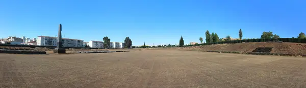 Die Arena vom Ende her, mit dem Markierungspunkt der spina im Hintergrund