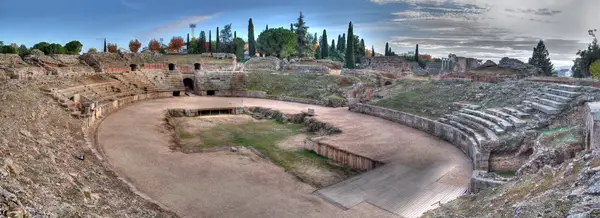 Panorámica elevada del conjunto: la elipse completa de la arena y los tres sectores de graderío