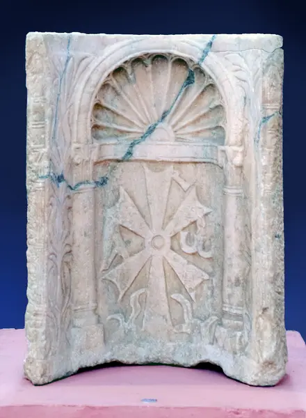 Niche à arc en coquille avec croix inscrite dans le tympan