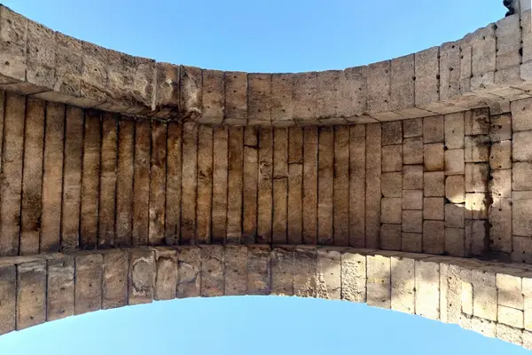 El intradós de la bóveda del arco visto en vertical: los sillares de granito del cañón