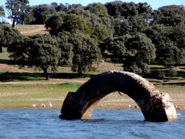 Der römische Bogen der Wasserentnahme, der bei sinkendem Pegel aus dem Stausee auftaucht