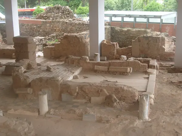 Detalle de los alzados de sillería y mampostería de la zona doméstica del yacimiento