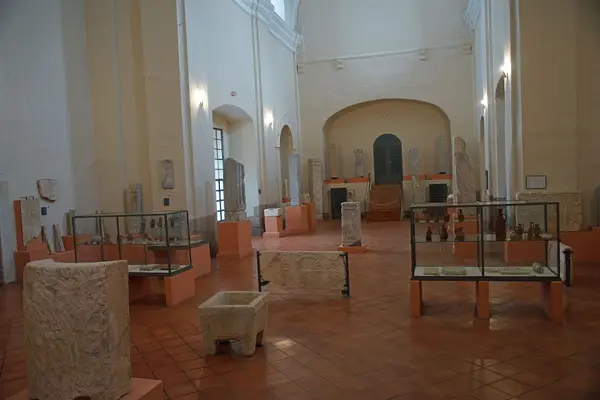 La nef de l'église, avec la collection wisigothique exposée