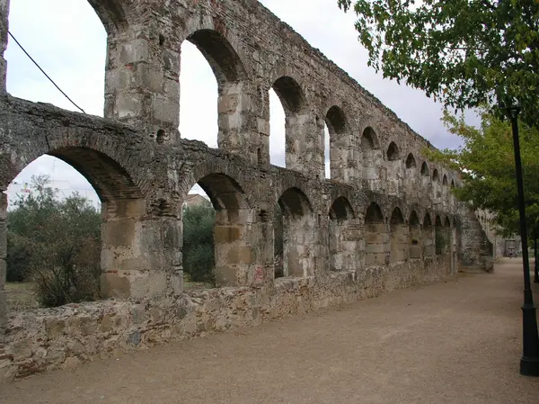 Acueducto de San Lázaro: tramo moderno, Mérida — acueducto