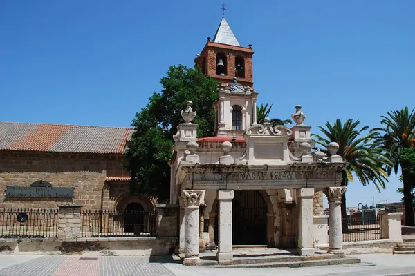 Das hornito an seinem Platz, vor der Basilika Santa Eulalia