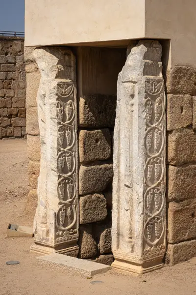Die beiden westgotischen Pilaster am Zisternenzugang, mit Rankenwerk verziert