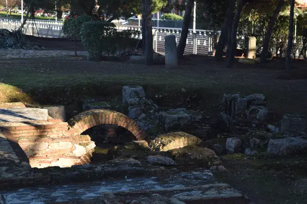 Die Reste mit der erhaltenen gewölbten Struktur, im Park