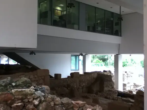 Relación entre el yacimiento y el edificio que lo protege: las oficinas acristaladas se levantan sobre los restos