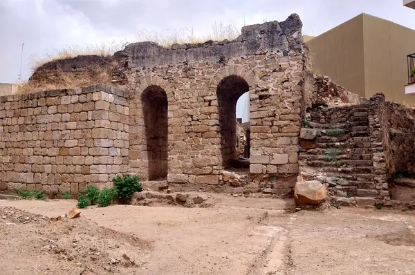 Die Reste des albarrana-Turms und die Kurtine der mittelalterlichen Mauer (11.-13. Jahrhundert), auf der römischen errichtet