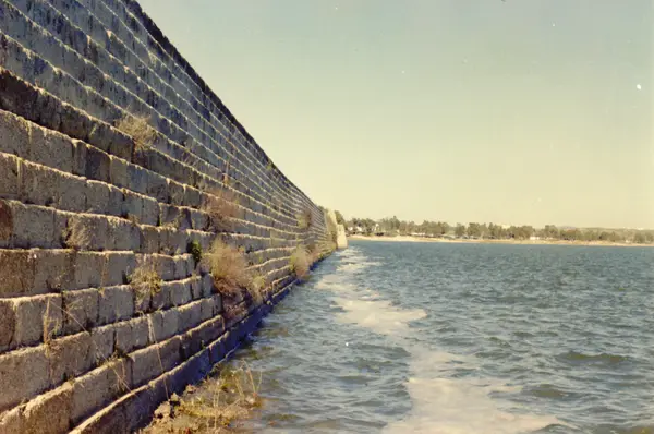 Die Dammwand vom Wasser aus, mit ihren Quaderlagen