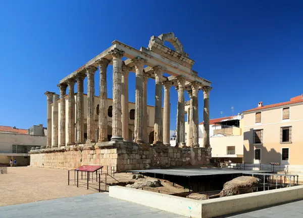 Der Tempel mit dem begrünten heiligen Areal davor, mit den beiden wiederhergestellten parallelen Becken
