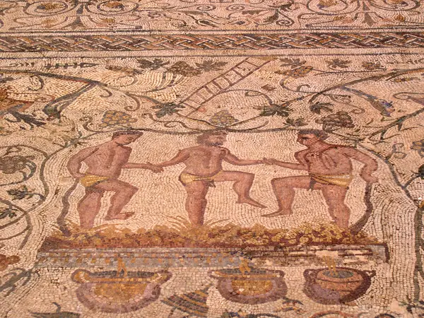 Detail des Traubentreter-Mosaiks: die Figuren bei der Arbeit in der Kelter