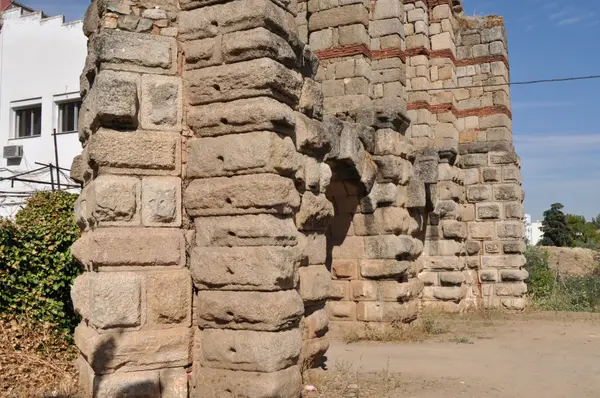 The facing in detail: courses of small ashlar alternating with brick bands