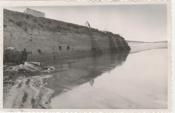 Der entleerte Stausee auf einer alten Fotografie, die Dammwand in ganzer Höhe freiliegend