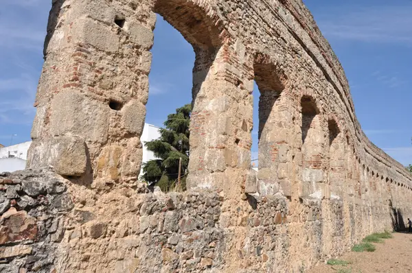 Detail der flachbogigen Öffnungen, ausgebrochen zur Entlastung der Mauer