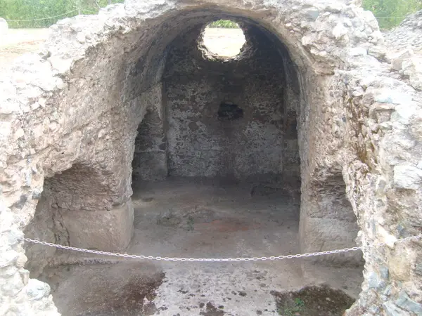 Inneres der gewölbten Kammer, mit dem Oculus im Scheitel