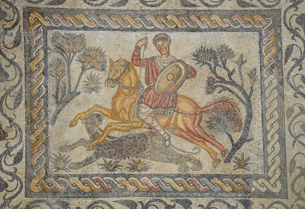Mosaik des Pantherjägers: ein Reiter, wohl der Besitzer der Villa, holt das Tier ein. Nationalmuseum für römische Kunst