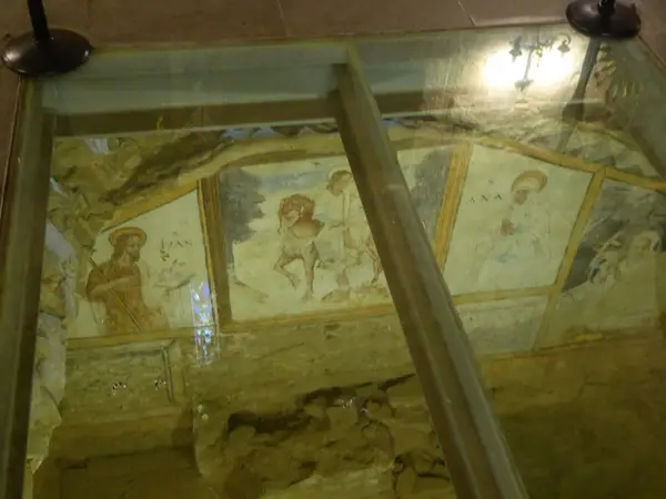 Detalle de las figuras pintadas de la cripta