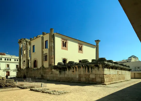 Die Flanke des Palacio de los Corbos, des im Tempel gebauten Herrenhauses des 16. Jahrhunderts, von der Straße
