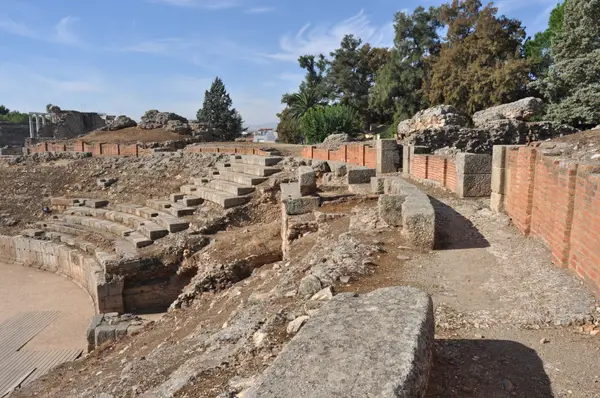 El hipogeo: la fosa en cruz bajo la arena, donde estaban las jaulas de las fieras y la maquinaria escénica