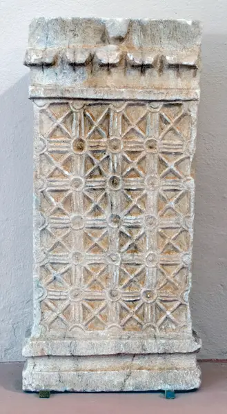 Pilastre wisigothique à décor réticulé en taille en biseau