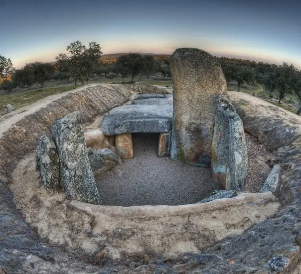 Senkrechte Ansicht des Ganzen: die polygonale Kammer und der Ring des Hügels