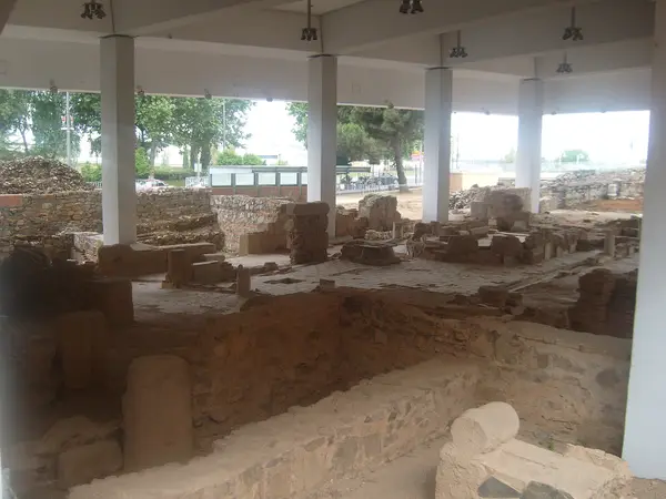Arquitectura privada: muros y basas de las insulae excavadas, con la orilla del Guadiana al fondo