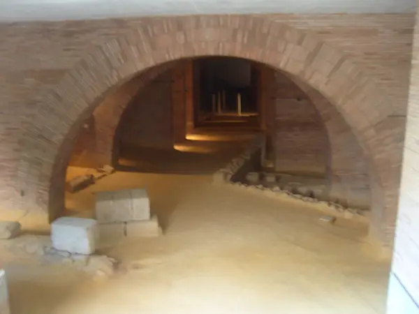 Der große Ziegelbogen, der in die archäologische Krypta unter dem Museum führt