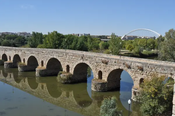 Gesamtansicht der ganzen Brücke über den Guadiana, mit der Lusitania-Brücke im Hintergrund